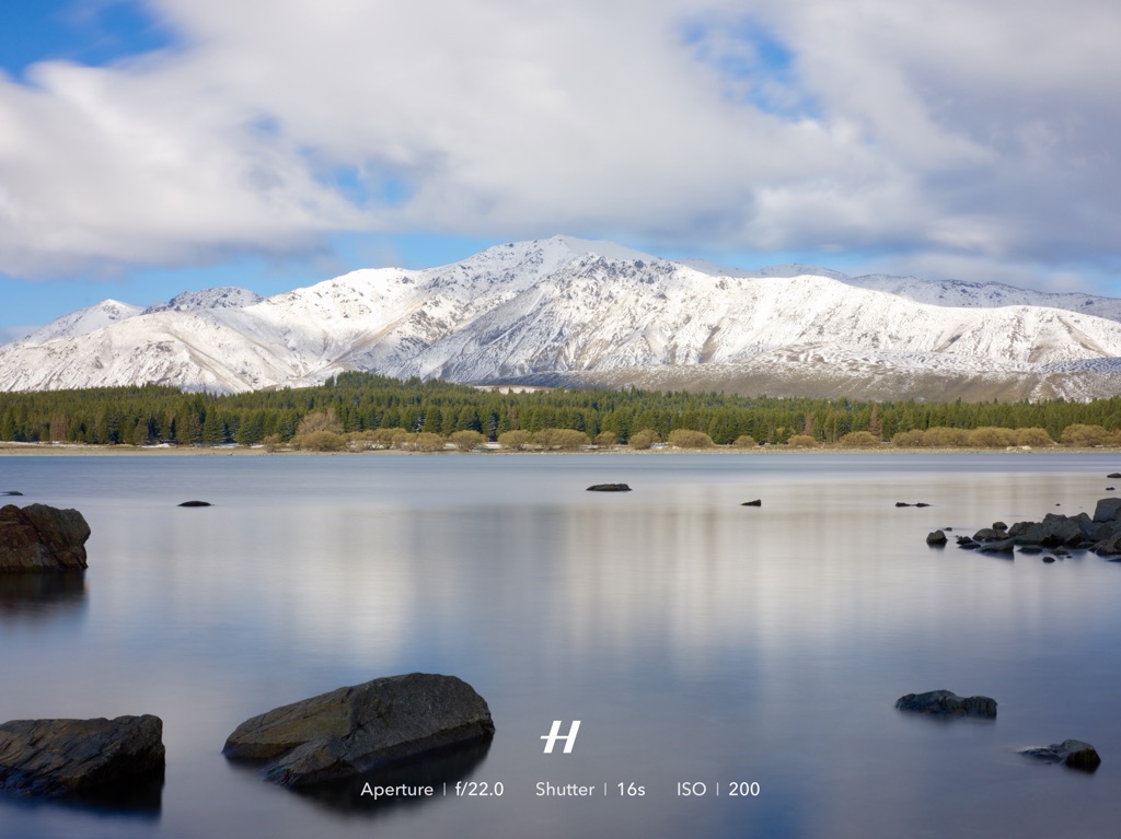 蓝色湖水与远处的雪山